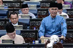 BENTANG BELANJAWAN: Menteri Kewangan, Tengku Zafrul Abdul Aziz (tengah), membentangkan Belanjawan kelmarin. - Foto AFP