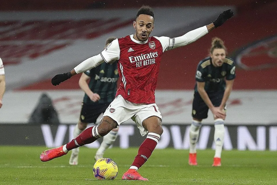 TUNGGAK HARAPAN: Selepas menjaringkan hatrik pertamanya dalam EPL ketika menewaskan Leeds 4-2 minggu lalu, kapten pasukan Arsenal, Pierre-Emerick Aubameyang, sekali lagi menjadi tunggak harapan kelab itu dalam dua perlawanan penting yang akan datang. - Foto EPA-EFE