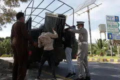 Pekerja memuatkan penghadang keselamatan di Islamabad, Pakistan, pada 26 April 2026. Islamabad dan Rawalpindi telah melonggarkan sekatan pengangkutan selepas fasa kedua rundingan damai, walaupun tiada perkembangan besar dilaporkan. Keadaan keselamatan kekal stabil dan dipantau secara rutin, manakala pihak berkuasa terus mengawal pergerakan serta memulihkan aktiviti harian secara berperingkat di kedua-dua bandar tersebut. 