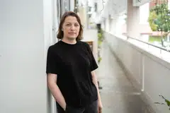 Cik Eve Sewell, yang berasal dari United Kingdom, berpindah ke Singapura pada 2015 setelah bertemu suaminya,  warga Singapura berbangsa Melayu. Beliau tanamkan azam baru pada 2025 untuk berlatih gunakan bahasa Melayu setiap hari melalui TikTok. 