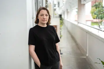 Cik Eve Sewell, yang berasal dari United Kingdom, berpindah ke Singapura pada 2015 setelah bertemu suaminya,  warga Singapura berbangsa Melayu. Beliau tanamkan azam baru pada 2025 untuk berlatih gunakan bahasa Melayu setiap hari melalui TikTok. 