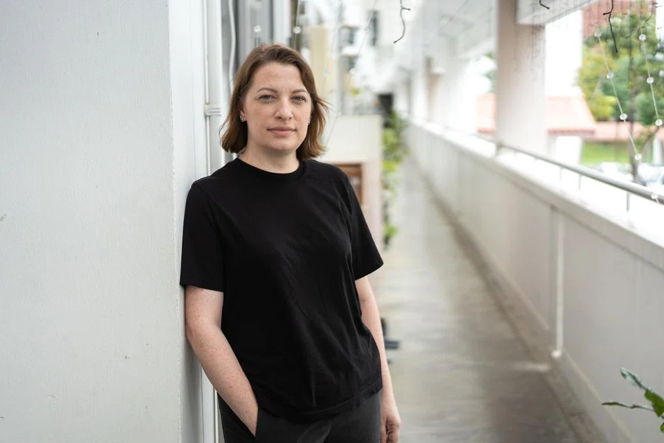 Cik Eve Sewell, yang berasal dari United Kingdom, berpindah ke Singapura pada 2015 setelah bertemu suaminya,  warga Singapura berbangsa Melayu. Beliau tanamkan azam baru pada 2025 untuk berlatih gunakan bahasa Melayu setiap hari melalui TikTok. 