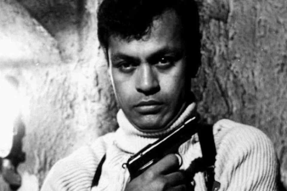 'JAMES BOND' MELAYU: Allahyarham Jins Shamsuddin terkenal dengan watak ikon ejen perisik Jefri Zain ala James Bond dalam filem 'Gerak Kilat' arahan Jamil Sulong. - Foto fail