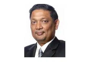SUMBANGAN DIHARGAI: Encik Mohamed Abdul Akbar dianugerahkan Pingat Bakti Masyarakat (PBM) atas sumbangannya menitikberatkan keselamatan dan kesihatan pekerja di tempat kerja dan kesungguhannya memastikan pemandu kren mengamalkan langkah penggunaan dan pemanduan yang selamat. - Foto fail