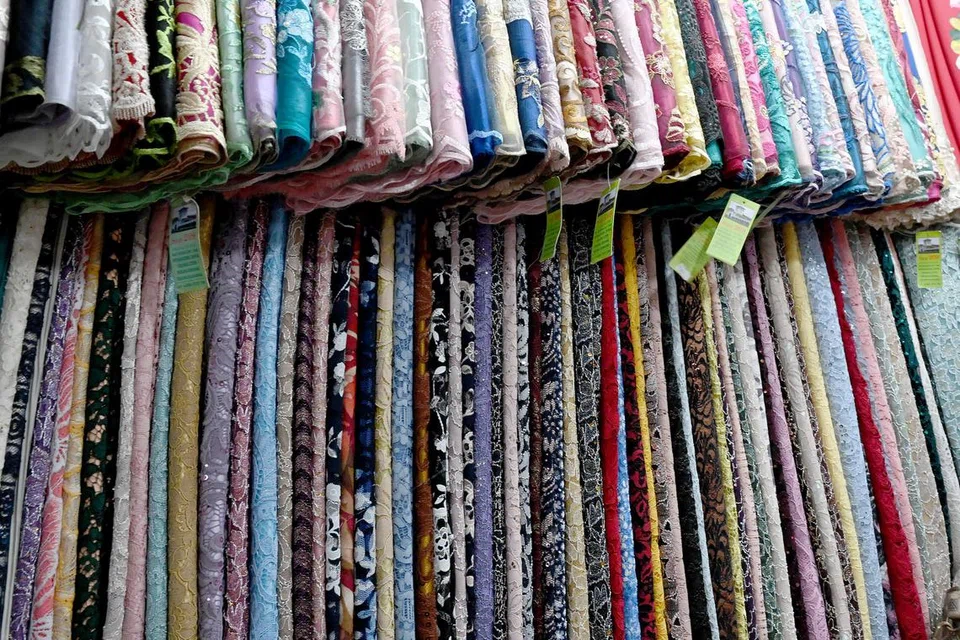 Pelbagai pilihan kain untuk dipilih seperti kain lace, sulan dan sutera. 