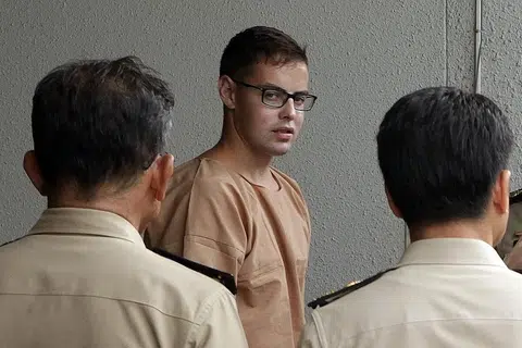 HADAPI TUDUHAN: David James Roach menghadapi tuduhan rompakan dan pengubahan wang haram. - Foto BANGKOK POST