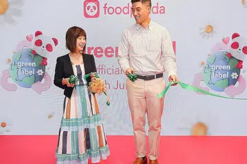 SELARAS DENGAN INISIATIF NEGARA: Menteri Negara Kanan (Kemampanan dan Sekitaran), Dr Amy Khor (kiri) bersama pengarah urusan foodpanda, Encik Lawrence Wen, menandakan pelancaran inisiatif Green Label. Ia adalah sebahagian daripada usaha foodpanda untuk mencapai matlamat kemampanan negara di Pelan Singapura Menghijau 2030