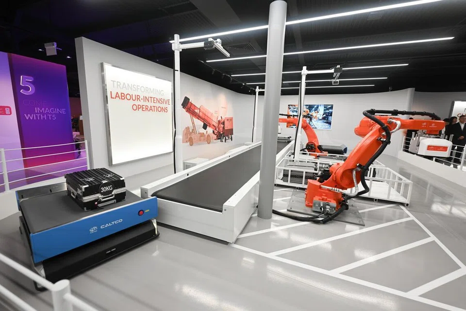 Lengan robot yang boleh mengangkat dan mengalihkan bagasi besar seberat sehingga 35 kilogram, sekali gus mengurangkan tugas berat yang dilakukan oleh pekerja di kawasan pengendalian bagasi.