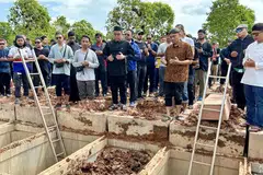SELAMAT DIKEBUMIKAN: Jenazah Allahyarham Syahied Ahmad Samsudin (gambar sisipan) dikebumikan di Pusara Aman sambil disaksikan ayahnya, Encik Ahmad Samsudin Makmoer (berbaju batik).