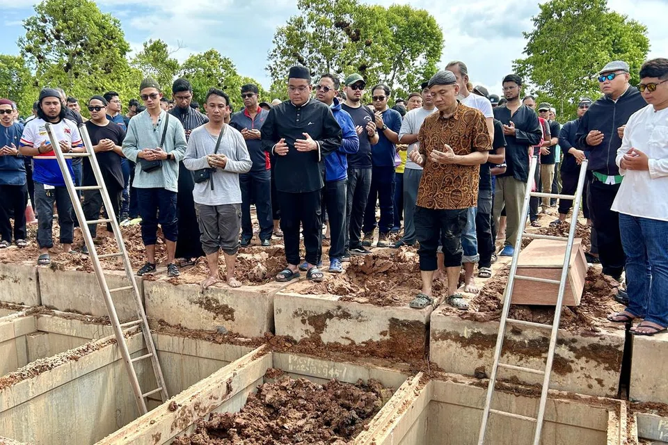 SELAMAT DIKEBUMIKAN: Jenazah Allahyarham Syahied Ahmad Samsudin (gambar sisipan) dikebumikan di Pusara Aman sambil disaksikan ayahnya, Encik Ahmad Samsudin Makmoer (berbaju batik).