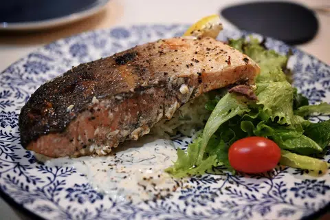 IKAN SALMON: Hidangan ikan salmon ini juga dibakar dengan asap arang, memberi kelembutan isi dan aroma ‘smokey’.