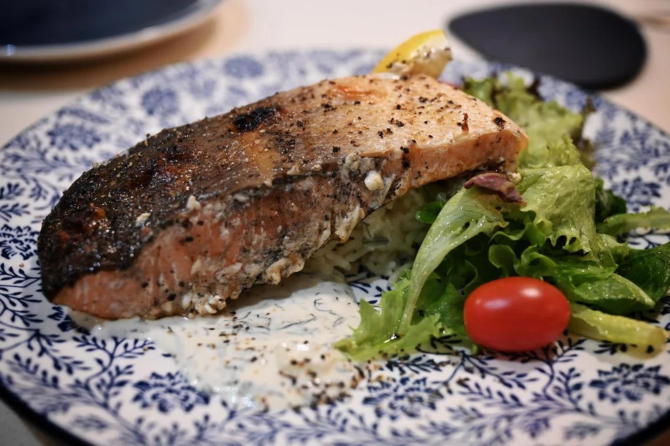 IKAN SALMON: Hidangan ikan salmon ini juga dibakar dengan asap arang, memberi kelembutan isi dan aroma ‘smokey’.