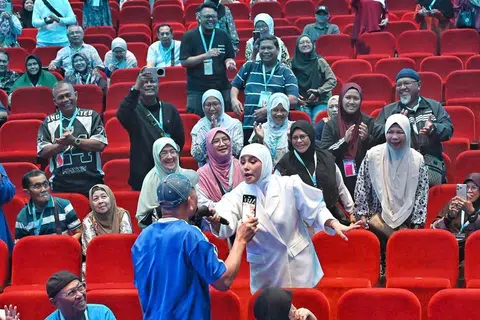 Kak Lina Pom Pom berinteraksi bersama peminat sewaktu ‘Cruise Healing’ anjuran BH.