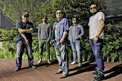 USAHAKAN KESEGARAN: 'Sambutlah Kasih', yang dirakam anggota asal Lovehunters, Moliano Rasmadi (tengah) dan Saharudin Jalil (kiri) pada 1999, kini diberi sentuhan baru dengan bakat Singapura, Kai Nizam (dua dari kanan), menjadi antara tiga vokalisnya. Dua lagi dalam foto ini ialah pemuzik Moliano In Rock, Akif (dua dari kiri) dan Asyraf. - Foto ihsan BELLA NABILLAH