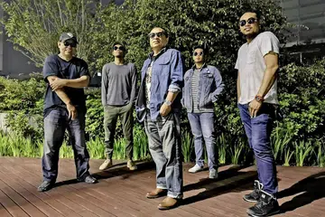 USAHAKAN KESEGARAN: 'Sambutlah Kasih', yang dirakam anggota asal Lovehunters, Moliano Rasmadi (tengah) dan Saharudin Jalil (kiri) pada 1999, kini diberi sentuhan baru dengan bakat Singapura, Kai Nizam (dua dari kanan), menjadi antara tiga vokalisnya. Dua lagi dalam foto ini ialah pemuzik Moliano In Rock, Akif (dua dari kiri) dan Asyraf. - Foto ihsan BELLA NABILLAH