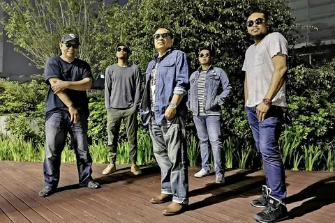 USAHAKAN KESEGARAN: 'Sambutlah Kasih', yang dirakam anggota asal Lovehunters, Moliano Rasmadi (tengah) dan Saharudin Jalil (kiri) pada 1999, kini diberi sentuhan baru dengan bakat Singapura, Kai Nizam (dua dari kanan), menjadi antara tiga vokalisnya. Dua lagi dalam foto ini ialah pemuzik Moliano In Rock, Akif (dua dari kiri) dan Asyraf. - Foto ihsan BELLA NABILLAH