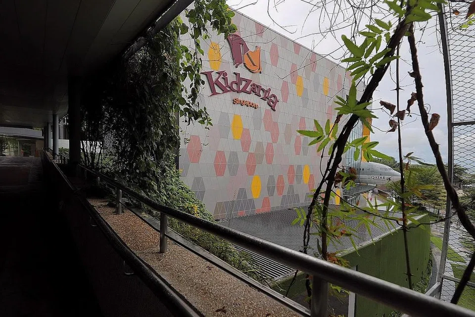 PERNIAGAAN MENCABAR: Pusat bertema kanak-kanak, KidZania Singapore, yang terletak di Sentosa, menutup operasi selepas empat tahun di sini kerana keadaan perniagaan yang mencabar. - Foto fail 