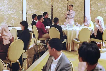 BERTEMU PELAJAR: Menteri di Pejabat Perdana Menteri, Dr Mohamad Maliki Osman (berdiri) menyampaikan ucapan semasa menemui pelajar Singapura dari Universiti Jordan dan Universiti Yarmouk. - Foto BM oleh HARITH MUSTAFFA