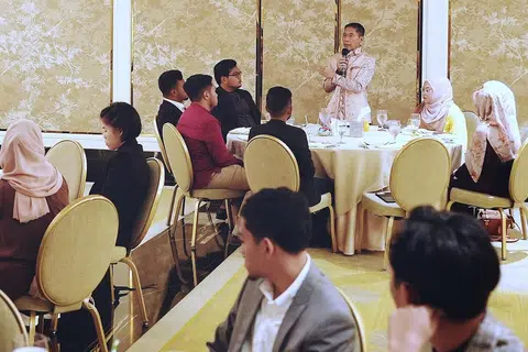 BERTEMU PELAJAR: Menteri di Pejabat Perdana Menteri, Dr Mohamad Maliki Osman (berdiri) menyampaikan ucapan semasa menemui pelajar Singapura dari Universiti Jordan dan Universiti Yarmouk. - Foto BM oleh HARITH MUSTAFFA
