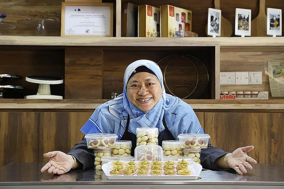 TIDAK LOKEK ILMU: Cik Roszilah tidak lokek ilmu dan ingin membantu orang lain menjadi lebih mahir membuat kuih. - Foto BH oleh MARCELLIN LOPEZ