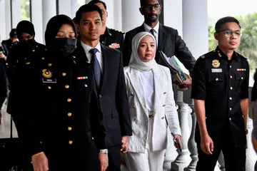Pengasas platform e-dagang FashionValet, Datin Vivy Yusof (dua,kanan) dan suaminya Datuk Fadzaruddin Shah Anuar (dua,kiri) tiba di Kompleks Mahkamah Kuala Lumpur bagi menghadapi pertuduhan kes pecah amanah Khazanah Nasional Berhad (Khazanah) dan Permodalan Nasional Berhad (PNB) dalam platform e-dagang itu pada 5 Disember