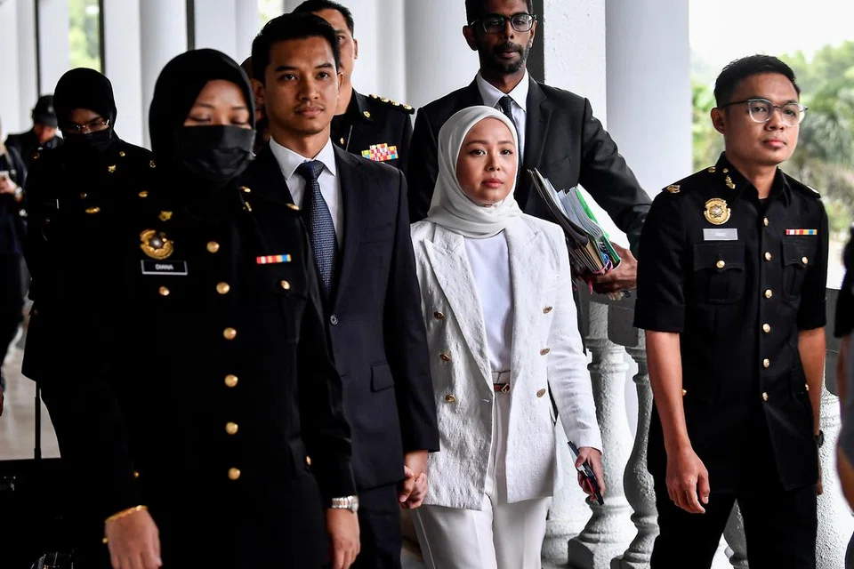 Pengasas platform e-dagang FashionValet, Datin Vivy Yusof (dua,kanan) dan suaminya Datuk Fadzaruddin Shah Anuar (dua,kiri) tiba di Kompleks Mahkamah Kuala Lumpur bagi menghadapi pertuduhan kes pecah amanah Khazanah Nasional Berhad (Khazanah) dan Permodalan Nasional Berhad (PNB) dalam platform e-dagang itu pada 5 Disember