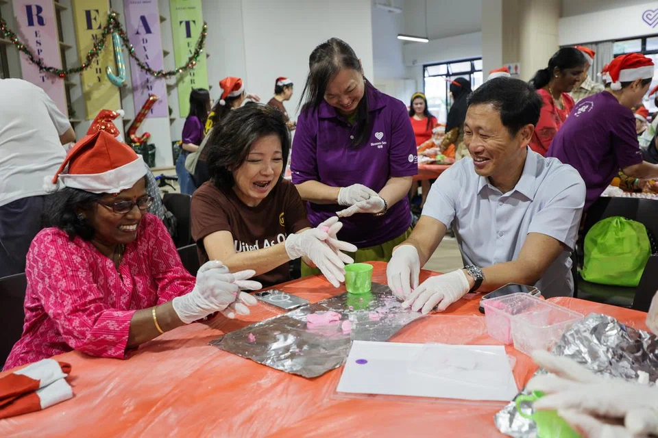 (Dari kiri) Sukarelawan kanan, Cik Mageswary s/o S Thambirajah; Naib Presiden UPS bagi Perkongsian Strategik Global, Cik Mary Yeo; sukarelawan, Cik Irene Lee; dan Menteri Kesihatan Encik Ong Ye Kung, mengambil bahagian dalam pertandingan membuat pencuci mulut ‘tang yuan’ semasa sambutan Krismas ‘LiveItUPSenior 2024’ di Blossom Seeds di Sembawang, pada 21 Disember.