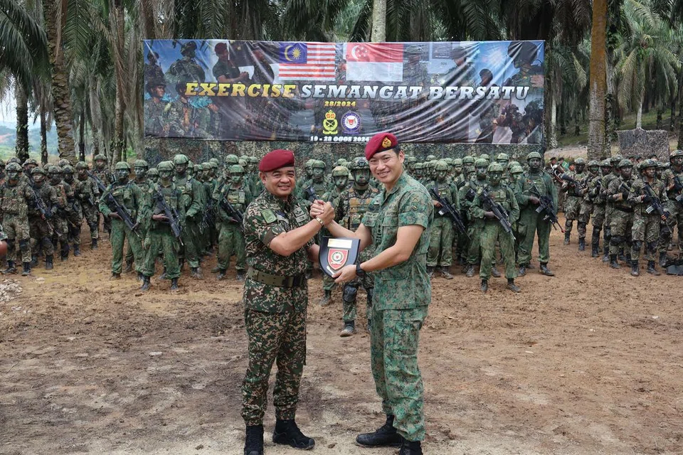 Panglima Tentera Darat Angkatan Bersenjata Singapura (SAF), Mejar Jeneral (MG) David Neo (kanan), dan Panglima Tentera Darat Angkatan Bersenjata Malaysia (MAF), Jeneral Tan Sri Datuk Wira Muhammad Hafizuddeain Jantan, merasmikan bersama majlis penutup latihan Semangat Bersatu (XSB) di ladang Sungei Kluang pada 26 Ogos. 