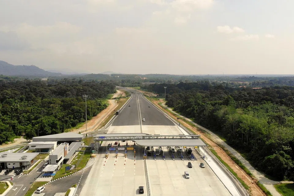 Pemandangan aliran trafik di Lebuh raya Pesisir Pantai Barat (WCE) berdekatan Plaza Tol Taiping Selatan, Perak. Cadangan lanjutan WCE ke selatan iaitu dari Banting, Selangor, ke Gelang Patah, Johor, dijangka akan perkembangan positif kepada beberapa daerah  terutama daerah di Negeri Sembilan, Melaka dan Johor.