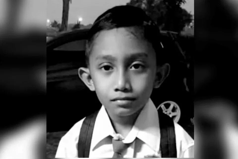Mohamad Fahmi Hafiz Mohamad Fakhruddin, 10 tahun, meninggal dunia pada 20 Februari malam, selepas tiga hari bertarung nyawa akibat tercekik gula-gula getah yang dibeli di pekarangan sekolahnya di Pulau Pinang, pada 18 Februari.