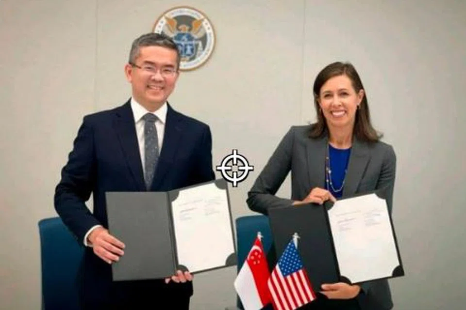 BANTERAS: Ketua eksekutif IMDA, Encik Lew Chuen Hong, dan pengerusi FCC, Cik Jessica Rosenworcel, meterai memorandum persefahaman untuk mengukuhkan usaha global memerangi penipuan. 