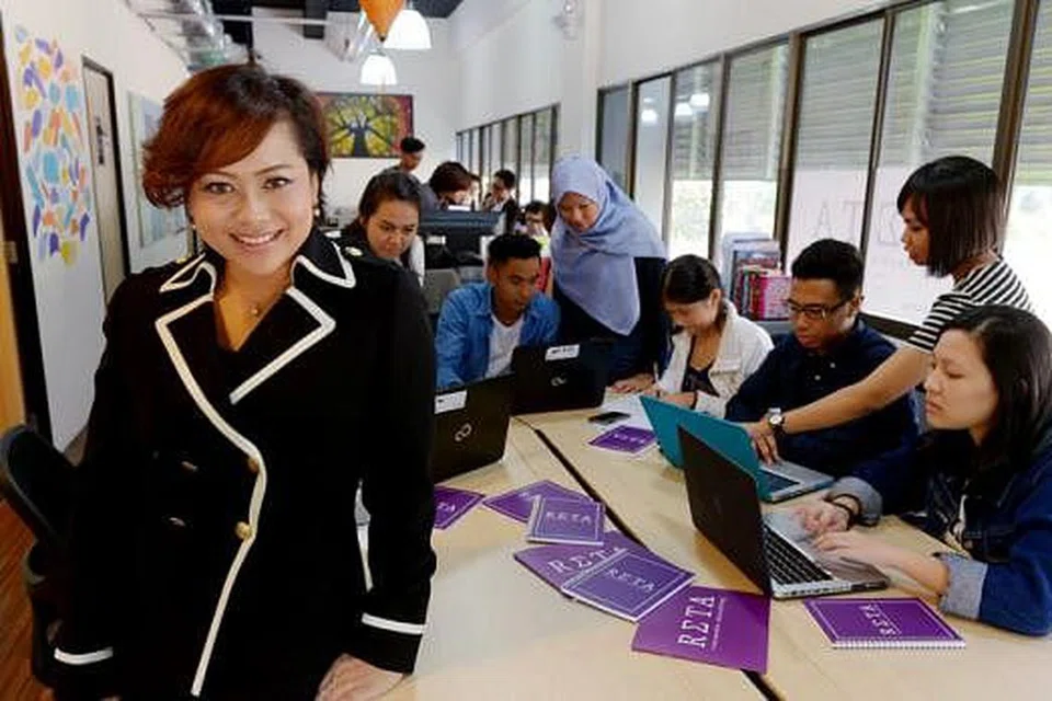 HIDUPKAN SEMANGAT: Cik Rita Zahara menggunakan kepakaran dan pengalamannya dalam bidang media untuk menyumbang semula kepada masyarakat menerusi perniagaan sosialnya. - Foto TUKIMAN WARJI