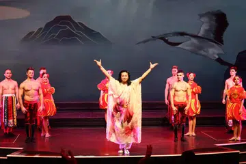 Persembahan pertama pada malam 19 Januari di Genting Dream, menampilkan gabungan unik nyanyian opera Cina dengan aksi akrobatik oleh Yimo.