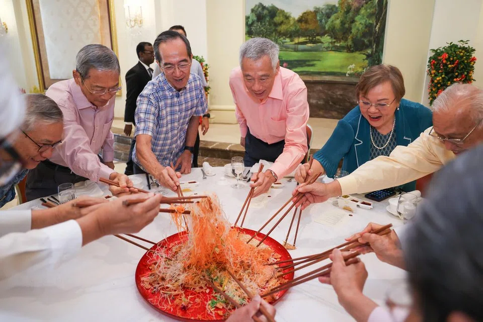 Perdana Menteri Encik Lee Hsien Loong (empat dari kiri) melakukan ‘lohei’ bersama beberapa mantan Anggota Parlimen (AP), (dari kiri) Encik Ho Peng Kee, Dr Lee Boon Yang, Dr Tan Boon Wan, Cik Ellen Lee Geck Hoon dan Encik Othman Haron Eusofe.