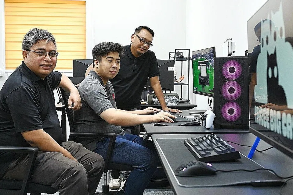 TEMBUSI PASARAN E-SUKAN: (Dari kiri) Encik Muhammad Siddiq Amdan, Encik Koh Sze Enn dan Encik Abdul Mu'izz Mohammed Ghazali menubuhkan syarikat Three Big Cats dua tahun lalu ketika pasaran e-sukan meletus dek pandemik Covid-19. - Foto BH oleh KHALID BABA