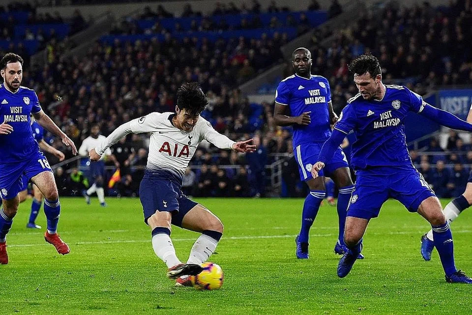 REMBATAN KUAT: Pemain Spurs, Son (dua dari kiri) melepaskan rembatan pada minit ke-26 bagi meletakkan pasukannya jauh di hadapan dengan tiga gol dalam perlawanan menentang Cardiff kelmarin. - Foto REUTERS