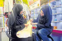 SOKONG SATU SAMA LAIN: Cik Norfazilah (kiri) dan Cik Norma menubuhkan firma pakar runding pengurusan dan perniagaan, Enterprising Mums United (EMU) pada September lalu untuk menyatukan ibu usahawan dalam sekitaran yang tidak berdaya saing. - Foto NUR DHUHA ESOOF