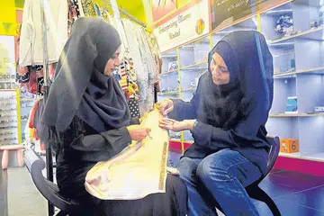 SOKONG SATU SAMA LAIN: Cik Norfazilah (kiri) dan Cik Norma menubuhkan firma pakar runding pengurusan dan perniagaan, Enterprising Mums United (EMU) pada September lalu untuk menyatukan ibu usahawan dalam sekitaran yang tidak berdaya saing. - Foto NUR DHUHA ESOOF