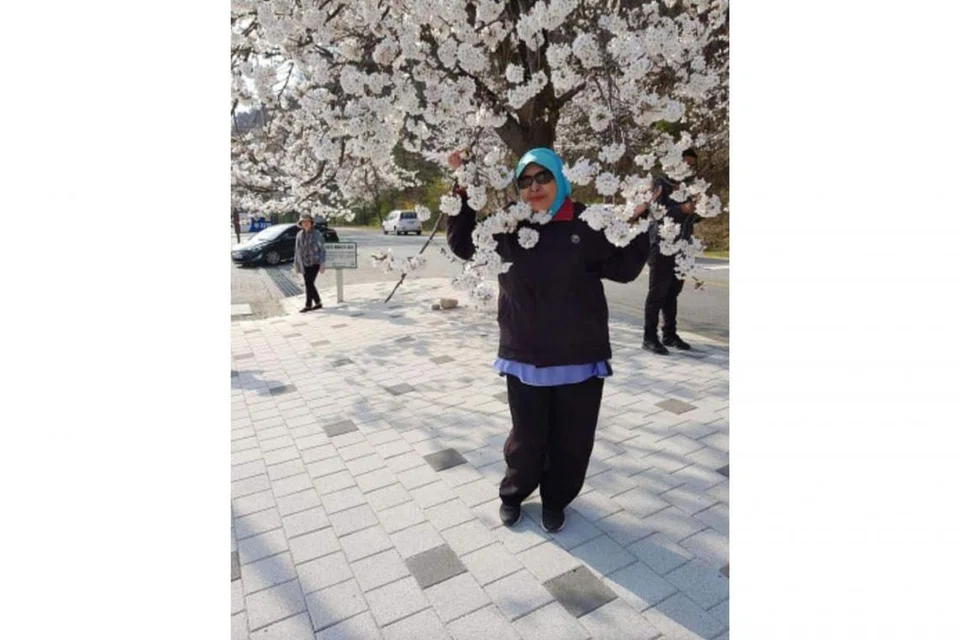 BERGAMBAR KENANGAN DENGAN BUNGA SAKURA: Wanita ini antara pelancong Singapura yang ke Korea untuk menikmati keindahan bunga sakura yang mekar. - Foto ORANGE TRAVEL