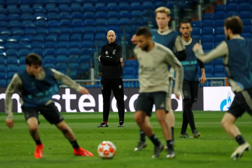 BIMBING LATIHAN: Jurulatih Erik Ten Hag (dua dari kiri) memimpin latihan Ajax. Malah jurulatih berusia 49 tahun dilaporkan menarik minat beberapa kelab termasuk Barcelona di atas prestasi hebat yang dipamerkan anak didiknya musim ini. - Foto REUTERS