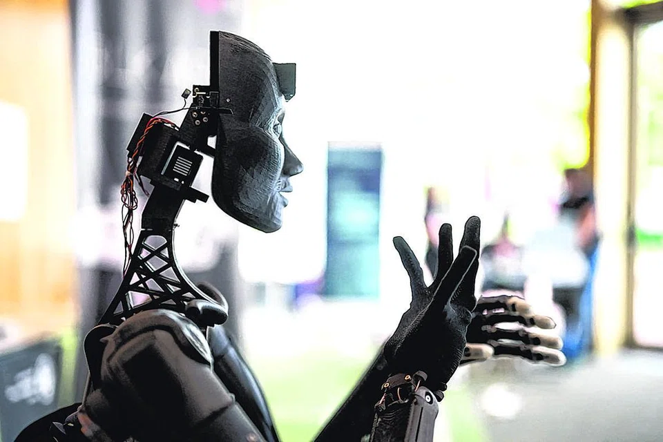 Sebuah robot yang menggunakan kecerdasan buatan (AI) dipamerkan di Geneva pada 30 Mei (gambar hiasan).