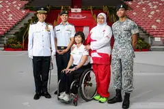 LATIH BERSAMA: (Dari kiri) Komander Perbarisan Hari Kebangsaan (NDP),  Pakar Tentera 6 (ME6) Chia Yeow Kwang Caleb (kiri); Pengerusi Jawatankuasa Perbarisan dan Upacara (P&C) NDP, Kolonel Anthony Lau; komander kontinjen Majlis Sukan Orang Kurang Upaya Singapura, Cik Yap Qian Yin; anggota kontinjen Kongres Kesatuan Sekerja Kebangsaan (NTUC), Cik Siti Radziah Zainal Abidin; dan anak lelakinya, Ari Wafiy Muhammad Mahfudz, yang akan menyertai kontinjen belia Pasukan Kadet Kebangsaan (NCC).