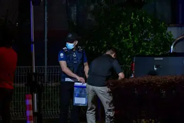 Anggota forensik melakukan siasatan di lokasi kejadian berbalas tembakan di Subang Jaya, Selangor, pada 20 Ogos. Seorang penjenayah warga Afrika yang juga individu dikehendaki polis dalam beberapa kes samun ditembak mati dalam kejadian kira-kira 7 petang.