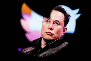 KENAKAN BAYARAN: Encik Elon Musk membuat pengumuman caj bulanan itu beberapa hari selepas beliau mengambil alih sepenuhnya syarikat media sosial Twitter. - Foto REUTERS