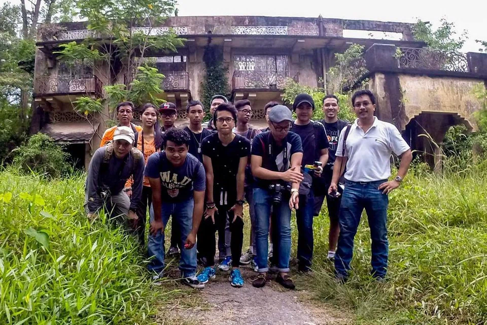ISTANA WOODNEUK: Di zaman kegemilangannya dan ketika dikunjungi Encik Sarafian (gambar atas, kanan) bersama kumpulan Temasek Rural Exploring Enthusiast dan pelajar-pelajar yang menyertai lawatan menjejak warisan yang dianjurkannya tidak lama dulu.