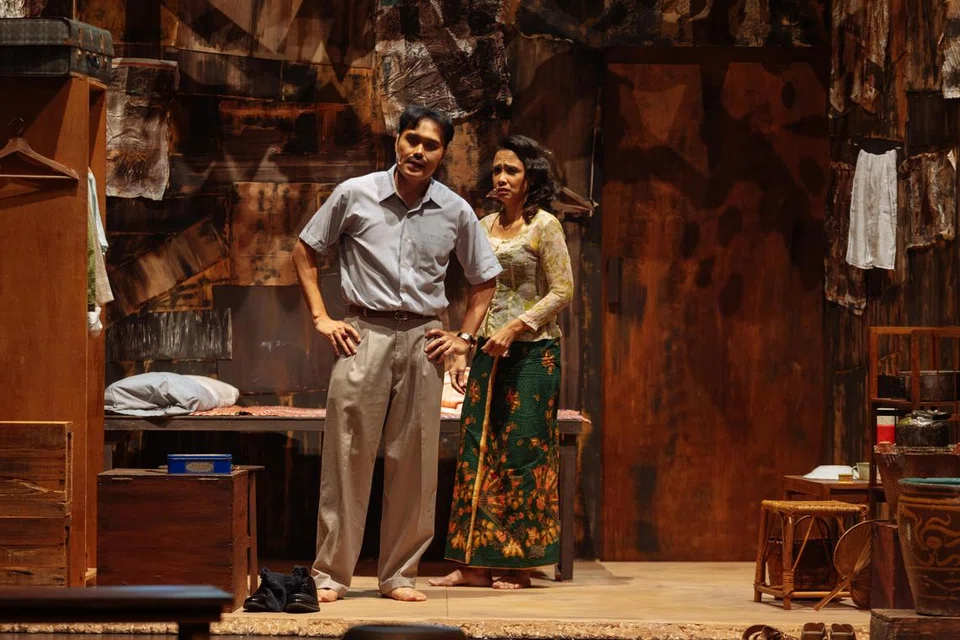 Salina, hasil karya sasterawan tersohor A. Samad Said, baru-baru ini diadaptasi dan dipentaskan oleh Teater Kami sempena Pesta Raya 2025. Pementasan itu memaparkan pelakon tempatan, Ariati Tyeb Papar (kanan),  sebagai Salina, serta pelakon, Fir Rahman, yang membawakan watak kekasih Salina, iaitu Abdul Fakar. 