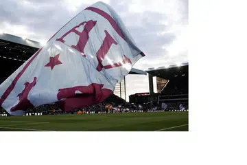 Bendera Aston Villa dikibarkan sebelum perlawanan menentang Fulham. 