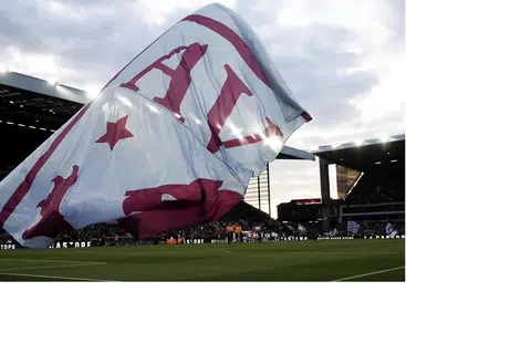 Bendera Aston Villa dikibarkan sebelum perlawanan menentang Fulham. 