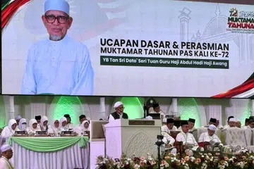 Presiden Parti Islam SeMalaysia (PAS), Tan Sri Abdul Hadi Awang (tengah, berdiri); berucap merasmikan Muktamar Tahunan PAS kali ke-72 di Pusat Tarbiah Islamiah Kelantan di Pengkalan Chepa, Kelantan, pada 4 September.