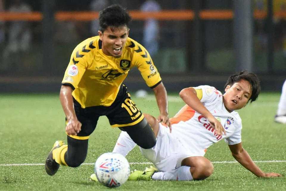 LANGKAH TERHALANG: Larian pemain Tampines, Yasir Hanapi (jersi kuning), disekat terkaman pemain Albirex, Kyoga Nakamura. - Foto SPL